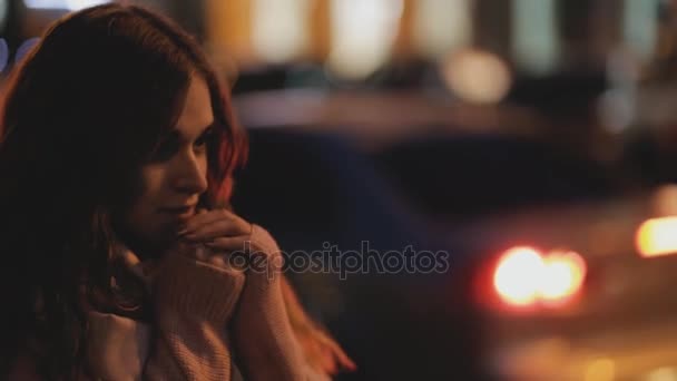 夜の道路交通の背景で女性待機タクシー - 映像、動画