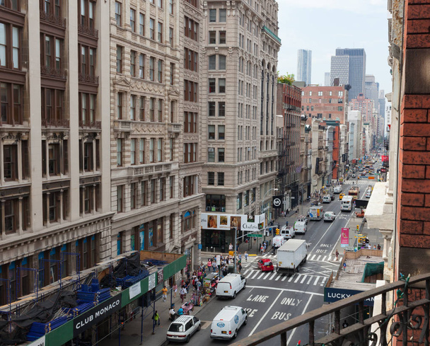 Gele taxi's en auto's in Manhattan. - Foto, afbeelding