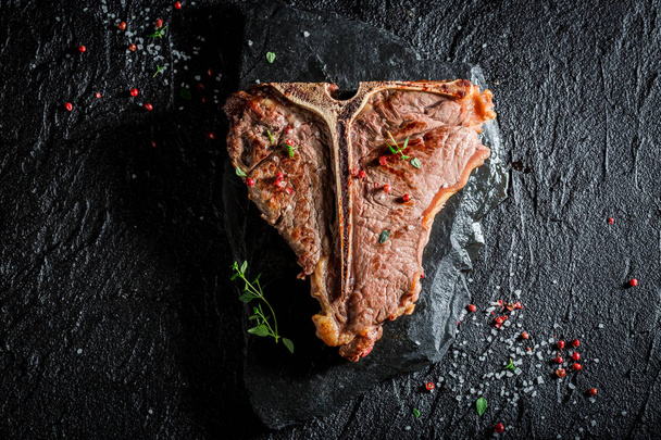 Domácí tbone steak se solí, pepřem a bylinkami - Fotografie, Obrázek