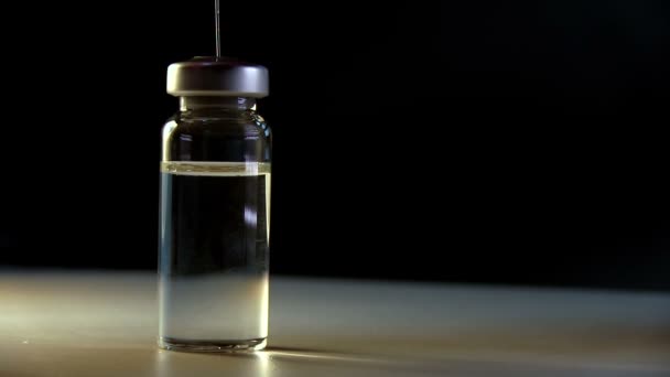 Ο γιατρός ανακτεί εμβόλιο σε σύριγγα από γυάλινη φύσιγγα - Πλάνα, βίντεο