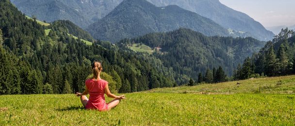 Žena meditovat na hory - Fotografie, Obrázek