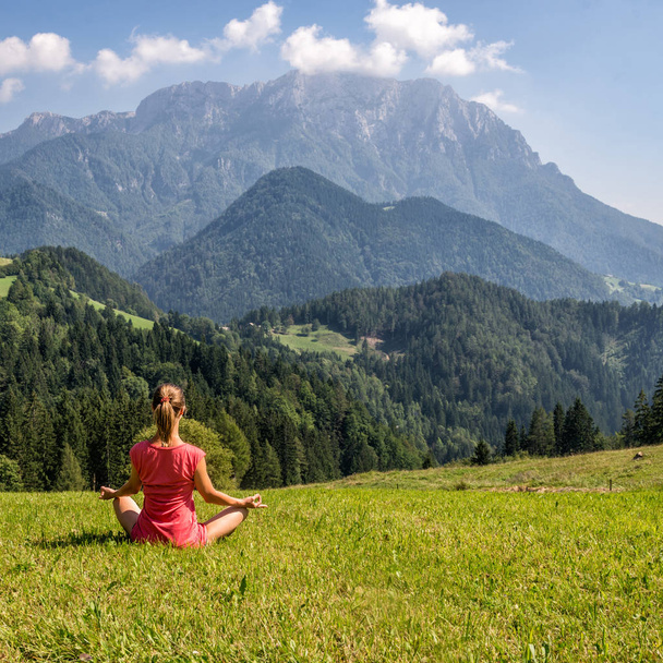 Mulher Meditar nas Montanhas
 - Foto, Imagem