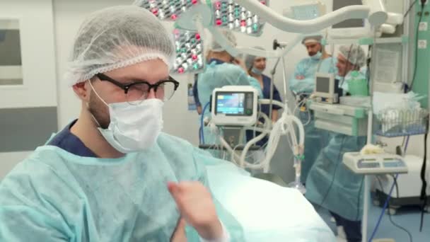 Хирург кивает во время операции
 - Кадры, видео