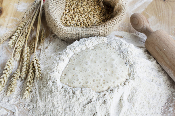 Harina de trigo integral, levadura y trigo
 - Foto, imagen