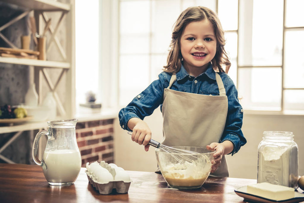 Little girl baking - Photo, Image