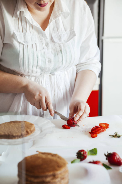 Woman Cutting Strawberries - Fotoğraf, Görsel