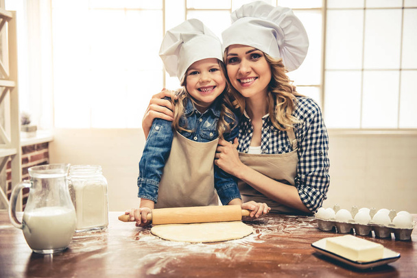 Mom and daughter baking - Photo, Image