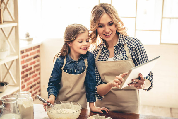 Mom and daughter baking - Photo, Image