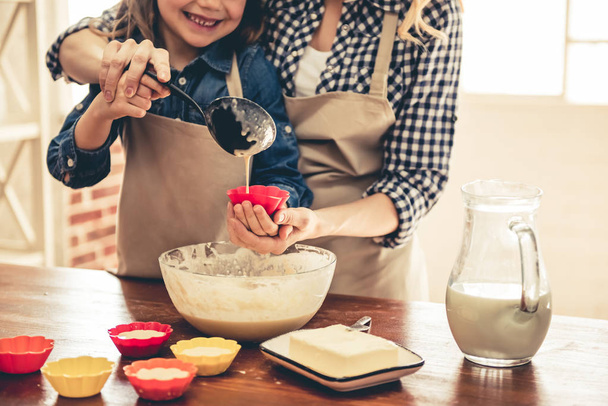 Mom and daughter baking - Фото, зображення