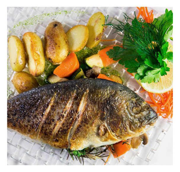 poisson grillé aux légumes et salade
 - Photo, image