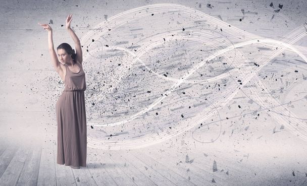 Танцовщица перформанса прыгает с частицей энергетического взрыва
 - Фото, изображение