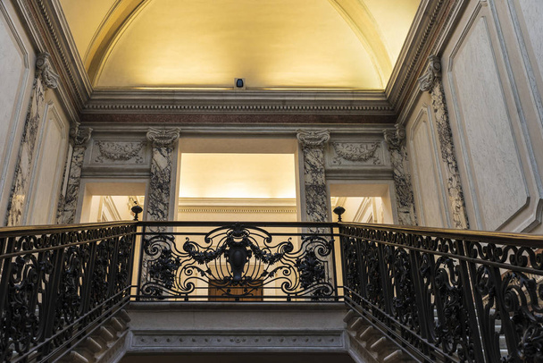 Smeedijzeren trapleuning binnen een paleis in Rome, Italië - Foto, afbeelding
