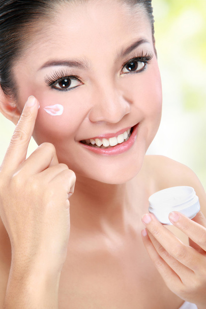 Woman applying moisturizer cream - Valokuva, kuva