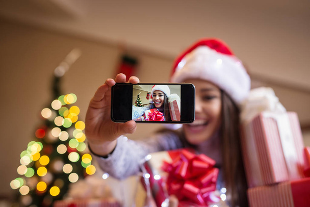 家庭でクリスマスを祝う幸せな女 - 写真・画像