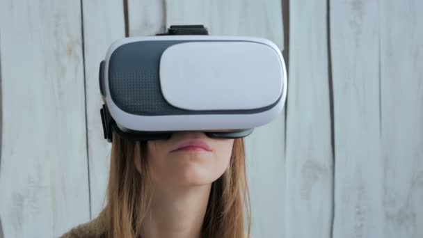 Молода жінка використовує окуляри віртуальної реальності
 - Кадри, відео