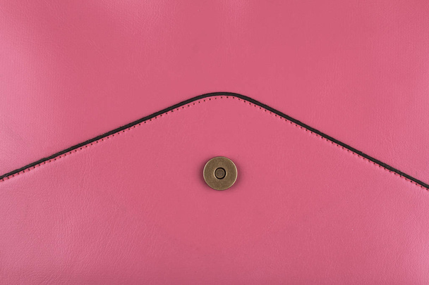 detalle de monedero rosa con forma de sobre
 - Foto, imagen