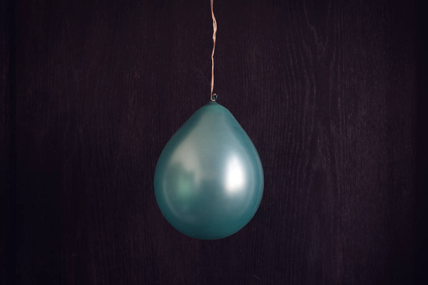 balão azul no fundo de madeira
 - Foto, Imagem