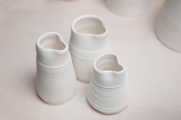 Objetos de cerámica hechos a mano en el taller
 - Foto, Imagen
