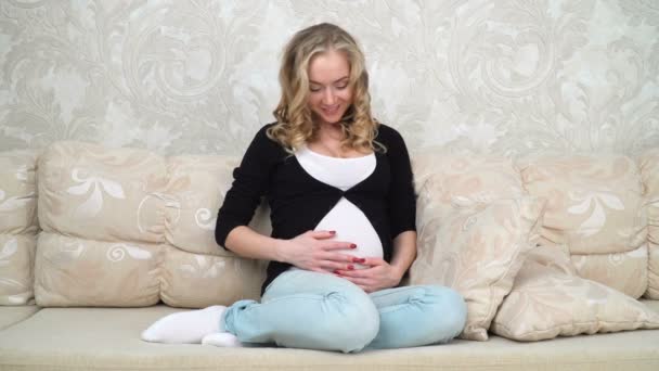 Nuori onnellinen raskaana oleva nainen - Materiaali, video