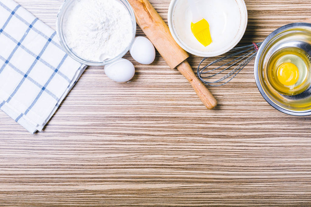 table with baking ingredients - Foto, Bild