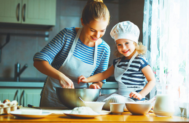 ευτυχισμένη οικογένεια στην κουζίνα. μητέρα και παιδί προετοιμασία ζύμης, Ψήστε  - Φωτογραφία, εικόνα