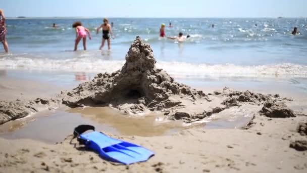 Sand castle, water of sea and resting people  - Footage, Video
