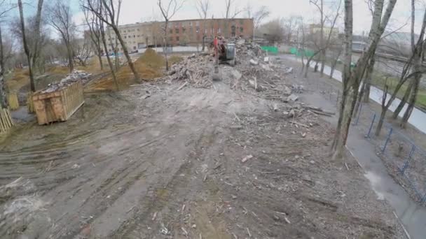 Excavator moves old building remains  - Metraje, vídeo