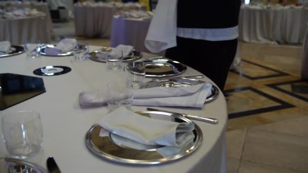 結婚式の準備、イタリア、4 k の結婚式の美しいテーブルを準備するウェイターをケータリング - 映像、動画