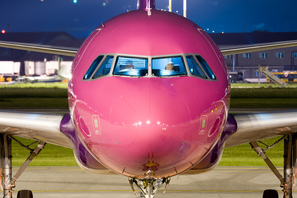 Gros plan du nez d'un airbus violet stationné la nuit
. - Photo, image