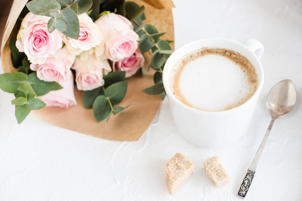 Ρομαντικό θηλυκή φόντο με καφέ και τριαντάφυλλα - Φωτογραφία, εικόνα