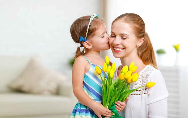 Happy mother's day! Child daughter congratulates moms and gives  - Foto, immagini