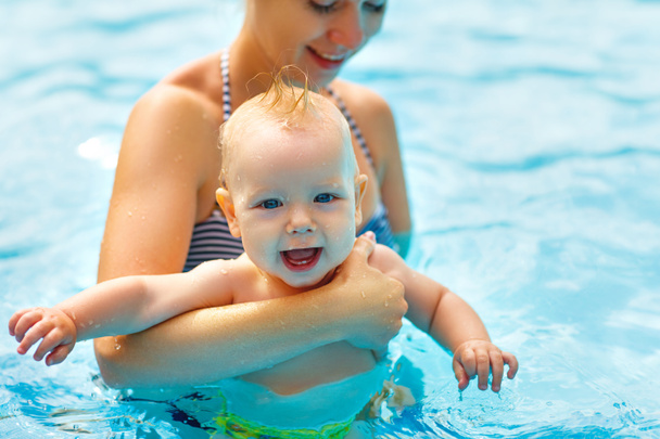Matka i dziecko pływać w basenie - Zdjęcie, obraz
