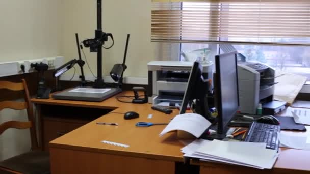 moderní kancelář s tabulkami, počítače a kopírky - Záběry, video