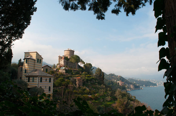 Italia: skyline e paesaggio visto dal sentiero a piedi sulla scogliera dal faro a Portofino, borgo di pescatori italiano famoso per il suo pittoresco porto e le case colorate
 - Foto, immagini