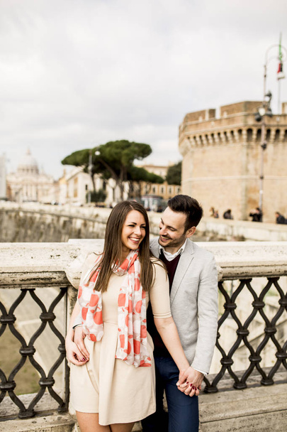 ローマで幸せなカップル - 写真・画像