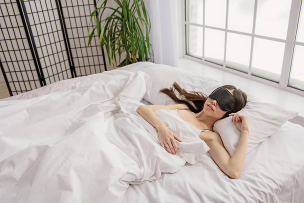 Serene vrouw droomt tijdens de ochtend - Foto, afbeelding