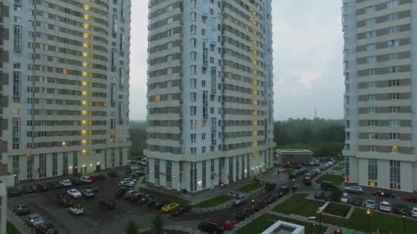 Χώρος στάθμευσης και παιδική χαρά στην αυλή της κατοικίας συγκρότημα - Πλάνα, βίντεο