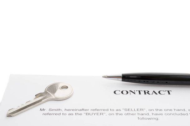 Ключі нового будинку і ручка за контрактом
. - Фото, зображення