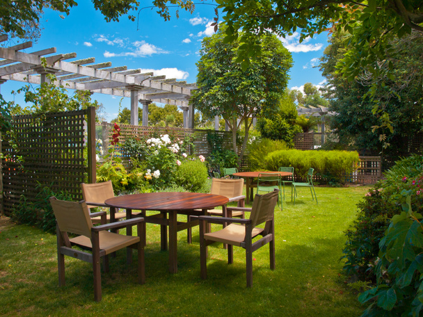 yemyeşil bahçede yemek masası ayarlayın - Fotoğraf, Görsel