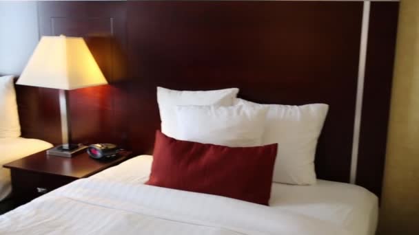 gemütliches helles Zimmer in modernem Hotel - Filmmaterial, Video