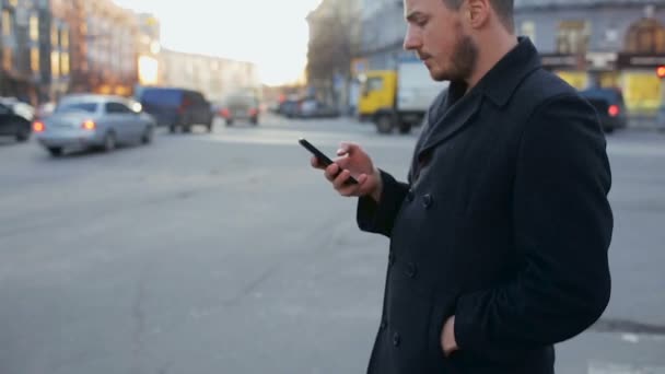 Man with cellphone in the city at day - Filmati, video