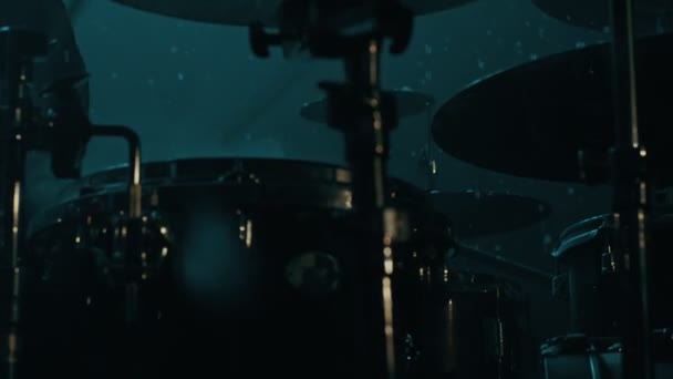 Schlagzeuger spielt Schlagzeug unter Schneefall. Mann Schlagzeuger Silhouette - Filmmaterial, Video