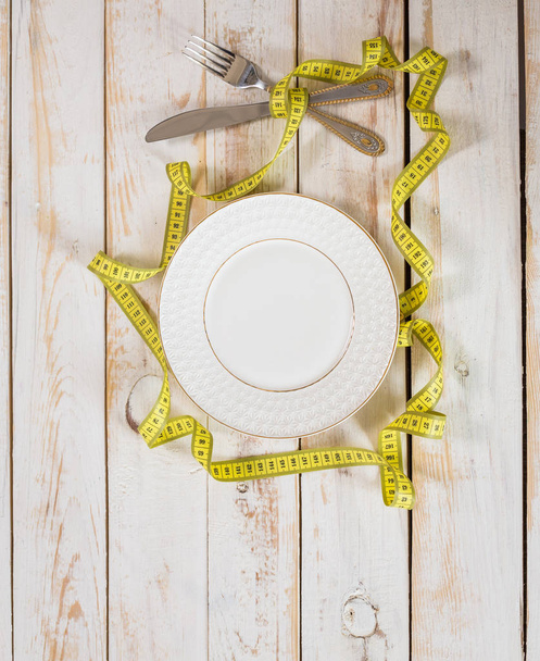 measuring tape and plate - Foto, afbeelding