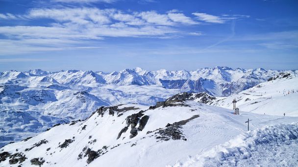 Ski sur pistes alpines. Paysage de montagne neige
 . - Photo, image