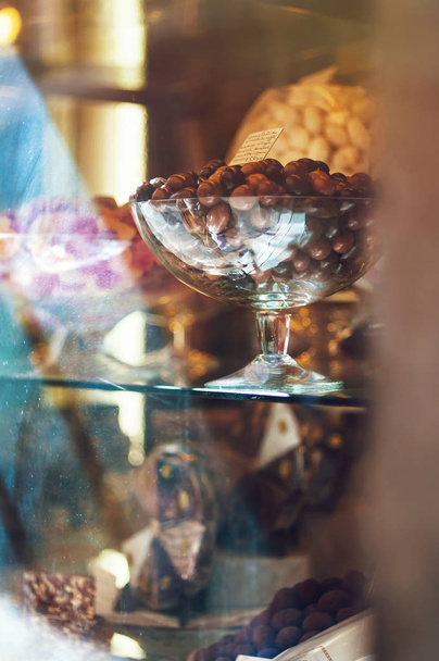 Богатый выбор шоколада и конфет в витрине
   - Фото, изображение