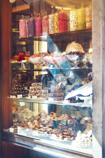 Reichhaltige Auswahl an Pralinen und Bonbons im Schaufenster   - Foto, Bild