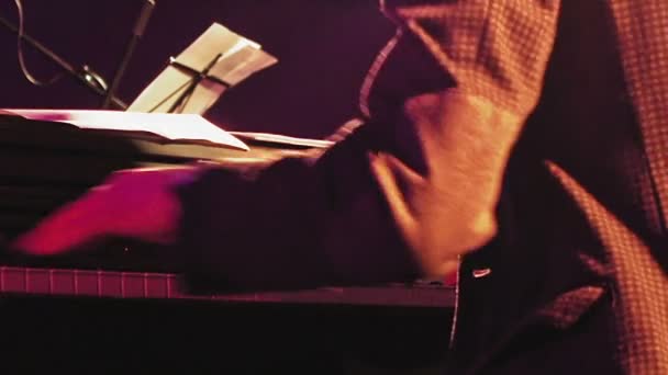 Pianista en el escenario
 - Metraje, vídeo