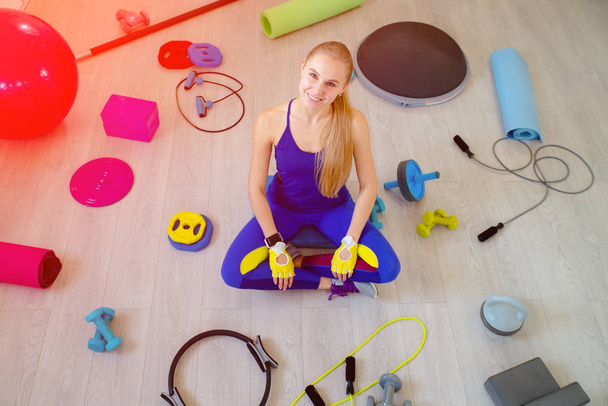 Girl with fitness accessories - Valokuva, kuva