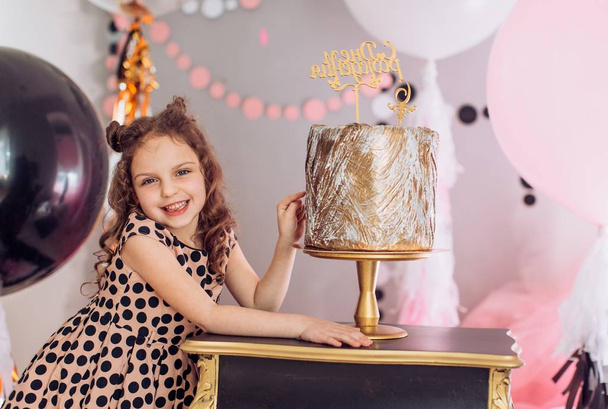 κορίτσι με κέικ σε πάρτι γενεθλίων.  - Φωτογραφία, εικόνα