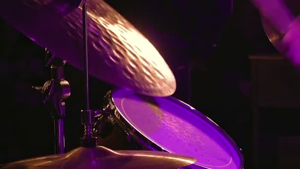 Drummer bespeelt drumstel en bekken - Video